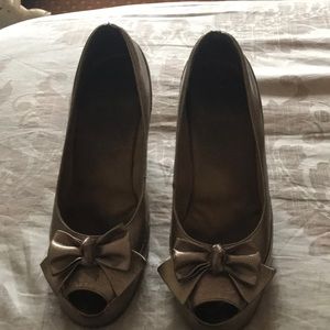 Shoes with wedges, open toe with bow size 8 1/2